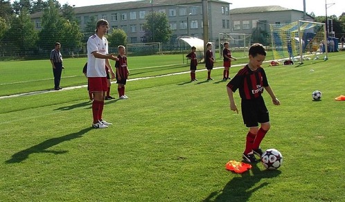 640px Oleg Starinskyi coaching kids during AC Milan junior camp in Kyiv